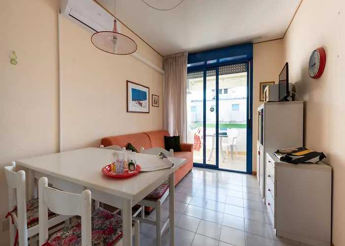 شقة Cozy With A Balcony With Sea Side View